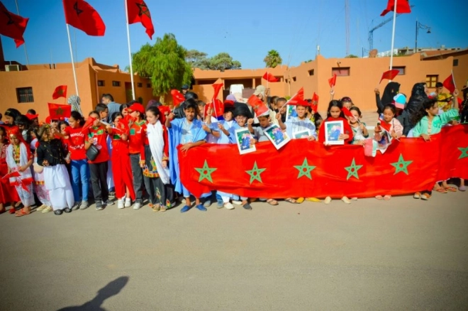 Les enfants de Guelmim célèbrent la marche verte.