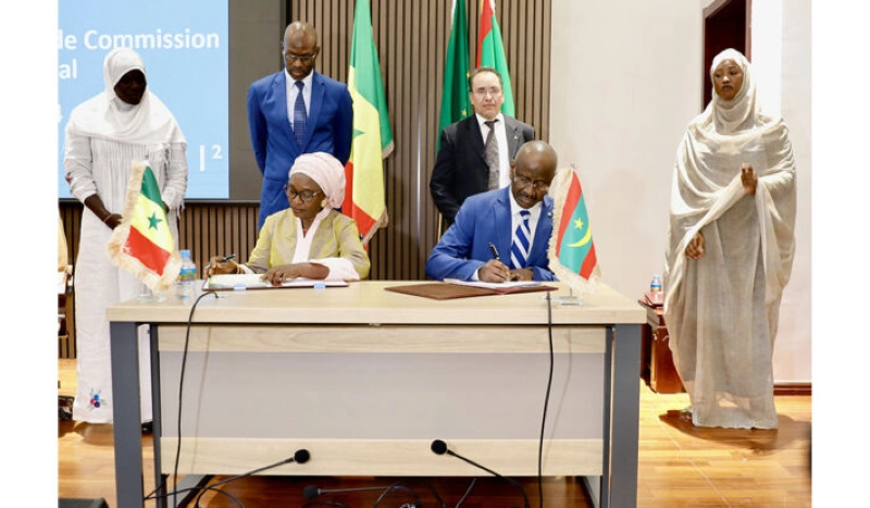 Le ministre des affaires étrangères, de la coopération africaine et des mauritaniens de l’extérieur, Mohamed Salem Ould Merzoug, et son homologue sénégalaise, Yacine Fall, ministre de l’intégration africaine et des affaires étrangères.