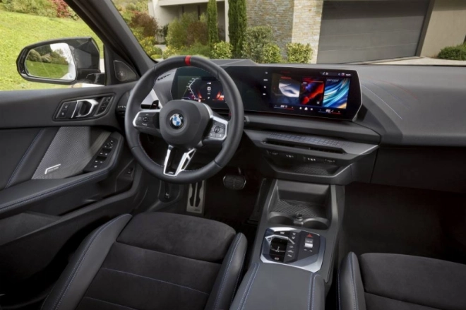 Le tableau de bord intègre le nouveau BMW Curved Display avec deux écrans numériques (10,25 et 10,7 pouces).