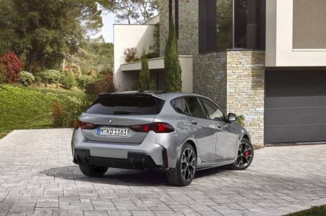 Les phares à LED de série composés d’éléments verticaux procurent une nouvelle identité visuelle à la BMW Série 1.