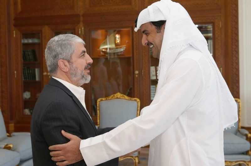 L'émir du Qatar avec un des responsables du Hamas.