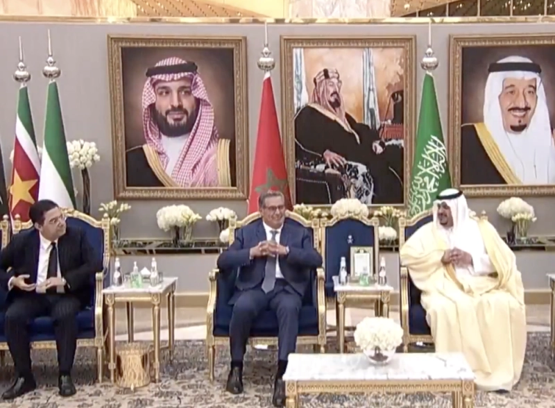 Le Prince Mohamed Ben Abderrahmane Ben Abdelaziz s'entretenant avec Aziz Akhannouch et Nasser Bourita
