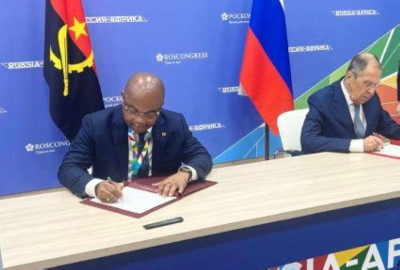 Le ministre angolais des Télécommunications, des Technologies de l’information et de la Communication sociale, Mário Augusto da Silva Oliveira et le ministre russe des Affaires étrangères, Sergueï Lavrov.