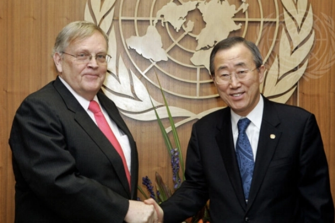 Julian Harston saluant Ban Ki-Moon en 2007 lorsqu'il allait sa mission de directeur de la Minurso au Sahara marocain