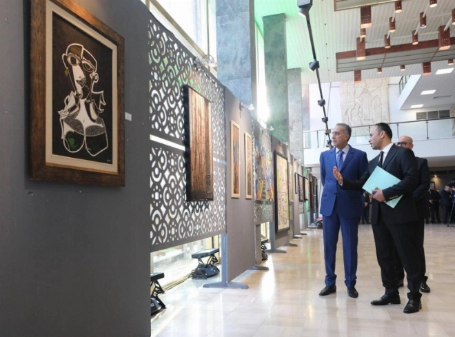 Abdellatif Hammouchi admirant certaines créations artistiques