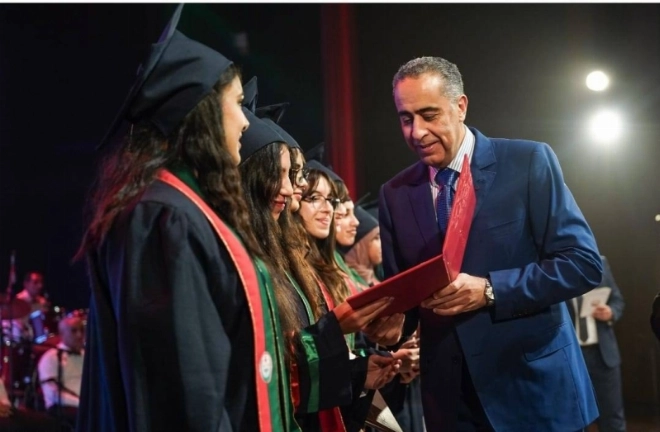 Abdellatif Hammouchi remettant récompenses aux lauréates