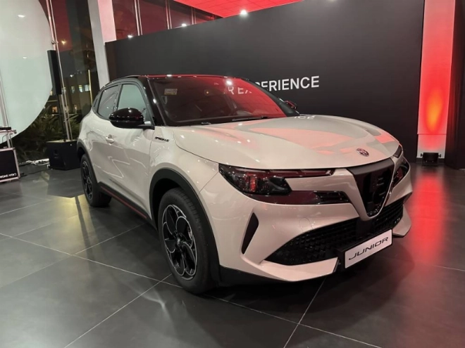Alpha Romeo Juinor est proposé avec deux motorisations, une hybride et une électrique.