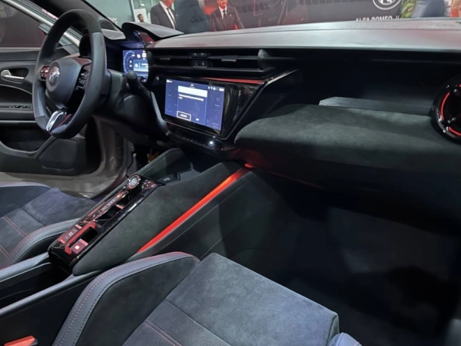 Le Junior est doté d’un Apple Carplay et Android Auto sans fil et d’un système d'info-divertissement 10,1