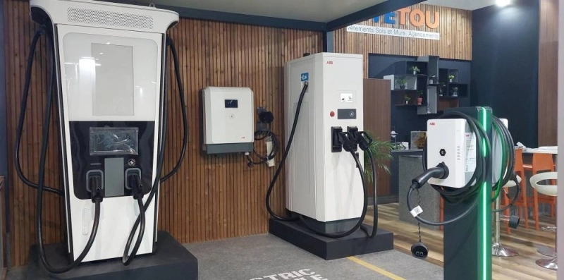 Le chargeur ABB est capable de délivrer jusqu'à 360 kW, permettant de recharger un véhicule en moins de 15 minutes.