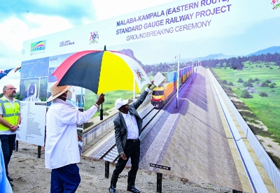 Le président ougandais Yoweri Museveni donnant le coup d'envoi de la construction d'une ligne de chemin de fer à écartement standard (SGR).