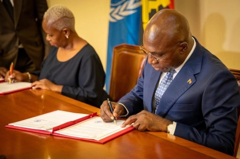 Le Ministre angolais des Relations extérieures, Téte António, et la Représentante spéciale du Secrétaire général des Nations Unies en République démocratique du Congo (RDC) et Cheffe de la Mission de l’Organisation des Nations Unies pour la Stabilisation en RDC (MONUSCO), Bintou Keita, ont signé le 23 Novembre 2024 à Luanda un protocole d’accord sur le soutien de la MONUSCO au Mécanisme de vérification ad hoc renforcé (MVA-R), lancé à Goma le 5 novembre dernier.