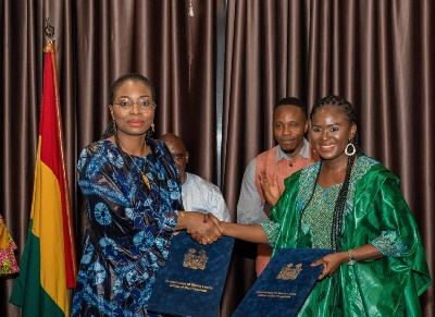 Rose Pola Pricemou, la ministre guinéenne des Postes, des Télécommunications et de l'Économie numérique, et Salima Monorma Bah, la ministre sierra-léonaise de la Communication, de la Technologie et de l’Innovation, lors de la signature de l'accord-cadre visant à renforcer l'interconnexion numérique entre leurs deux pays.