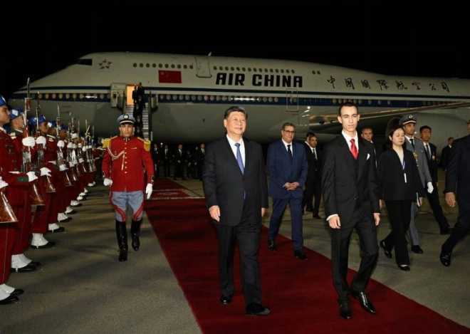 Accceuil par SAR le Prince Moulay El Hassan du Président chnois à son arrivée à l'aéroport Mohammed V de Casabalanca