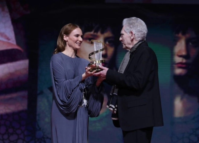 David Cronenberg recevant l'étoile d'or des mains de Diane Kruger.