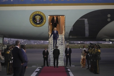 Le président américain Joe Biden à son arrivée à l'aéroport international Quatro de Fevereiro de Luanda.
