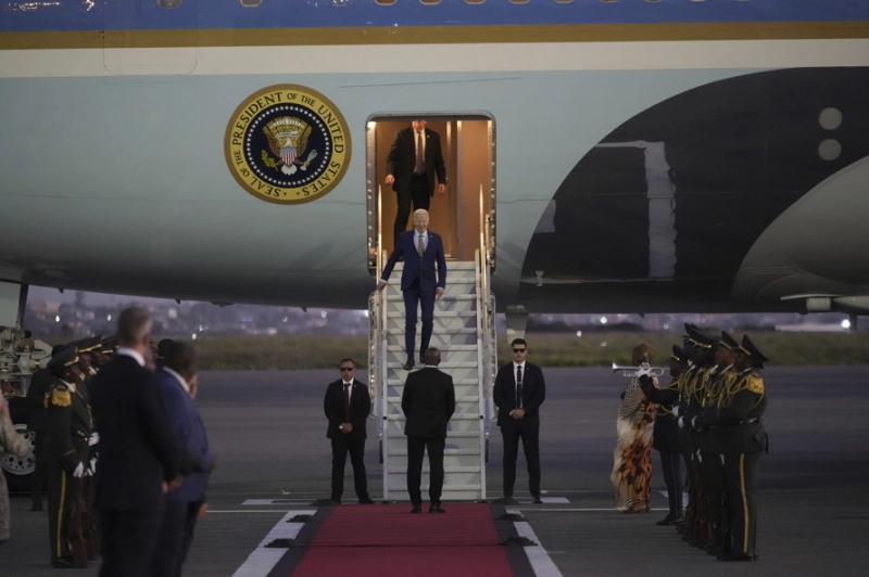 Le président américain Joe Biden à son arrivée à l'aéroport international Quatro de Fevereiro de Luanda.