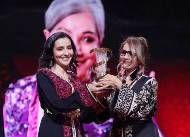 Yasmine Khayat recevant l'Étoile d'or du Festival des mains de Fatima Khair.
PH: Khalid Chouri