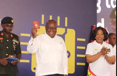 Le président sortant du Ghana, Nana Addo Dankwa Akufo-Addo lors du lancement à Accra le passeport ghanéen à puce intégrée.