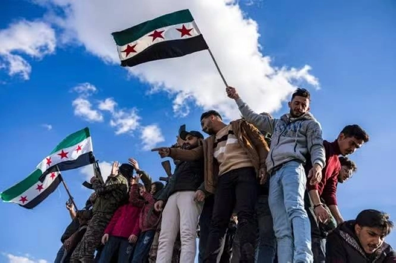 Le nouveau pouvoir de Syrie rassure, les diplomates accourent