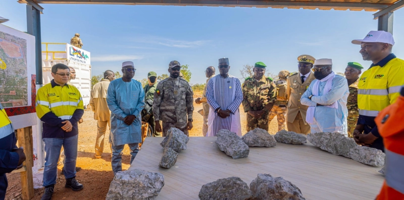 Le président malien Assimi Goïta lors de l'inauguration de la mine d'exploitation de lithium située à Goulamina, dans le sud du Mali.
