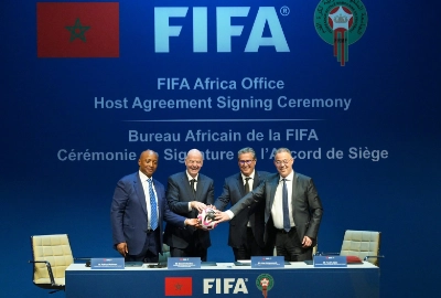 De droite à gauche : Le président de la CAF, Patrice Motsepe, Gianni Infantino, président de la FIFA, Aziz Akhannouch, chef du gouvernement et Fouzi Lekjaa, président de la Fédération royale marocaine de football (FRMF)