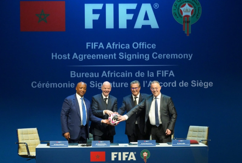 De droite à gauche : Le président de la CAF, Patrice Motsepe, Gianni Infantino, président de la FIFA, Aziz Akhannouch, chef du gouvernement et Fouzi Lekjaa, président de la Fédération royale marocaine de football (FRMF)