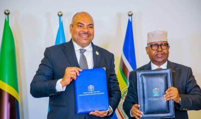Le ministre tanzanien des Affaires étrangères et de la Coopération Mahmoud Thabit Kombo et le ministre somalien des Affaires étrangères et de la Coopération internationale, Ahmed Moalim Fiqi.