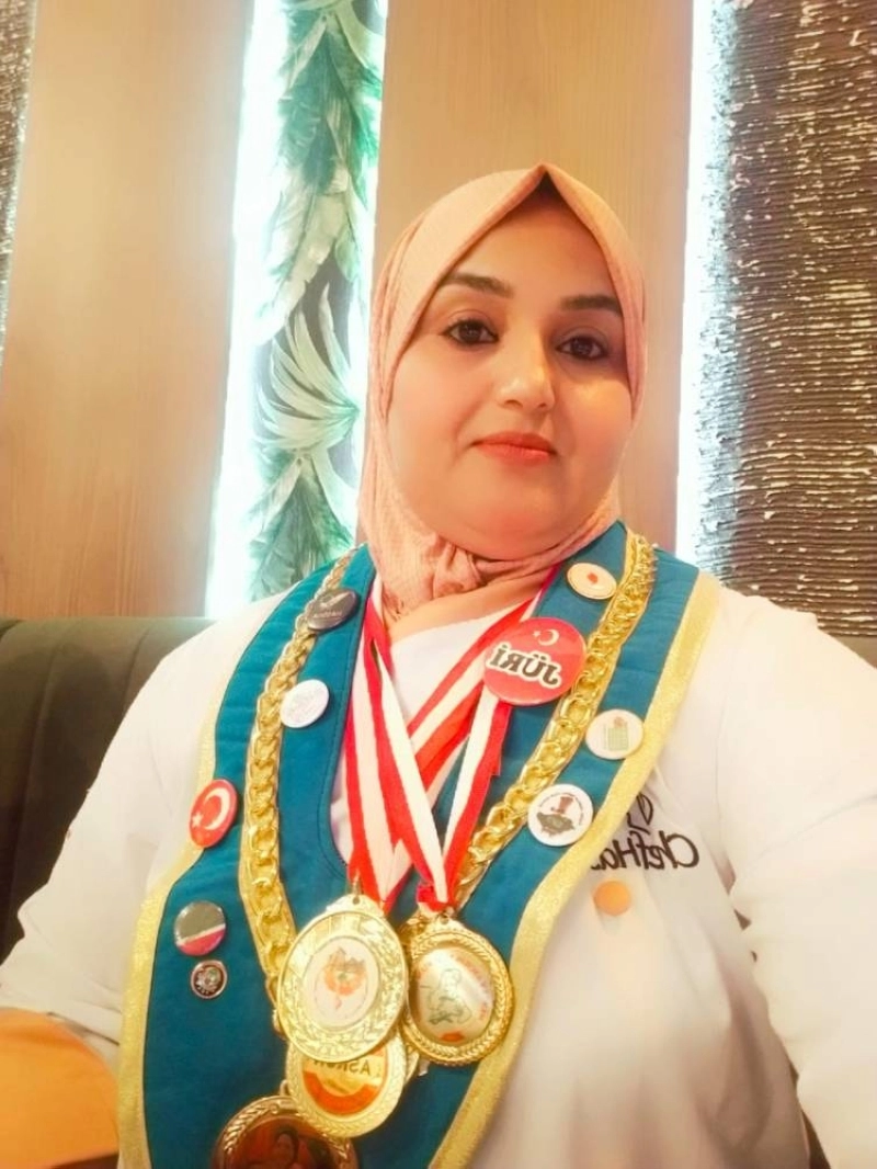 Cheffe Hassna a remporté sept médailles d'or internationales pour son savoir-faire culinaire.