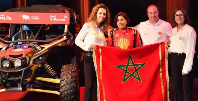 Souad Mouktadiri avec l'équipe de Vivo Energy.