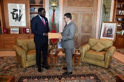Nasser Bourita recevant le message écrit adressé par le Président de la Gambie à SM le Roi