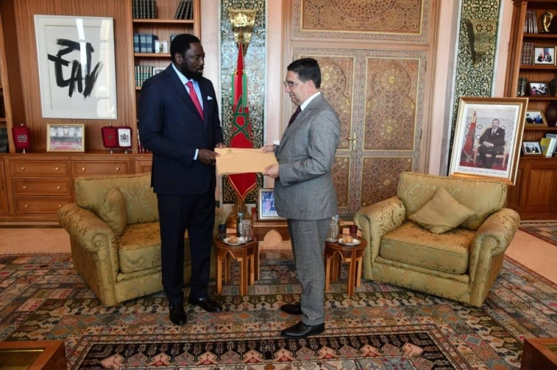 Nasser Bourita recevant le message écrit adressé par le Président de la Gambie à SM le Roi