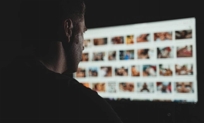 L'accès facilité et massif à la pornographie en ligne, un facteur de risque