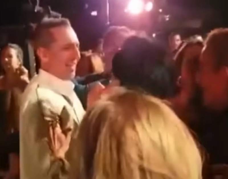 Gad Elmaleh dansant en djellaba lors du mariage de sa nàre à Casablanca en 2023.
