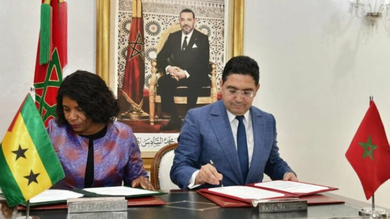 Le ministre des Affaires étrangères, de la Coopération africaine et des Marocains résidant à l’étranger, Nasser Bourita, et la ministre d’État santoméenne des Affaires étrangères, de la Coopération et des Communautés, Ilza Maria dos Santos Amado Vaz.