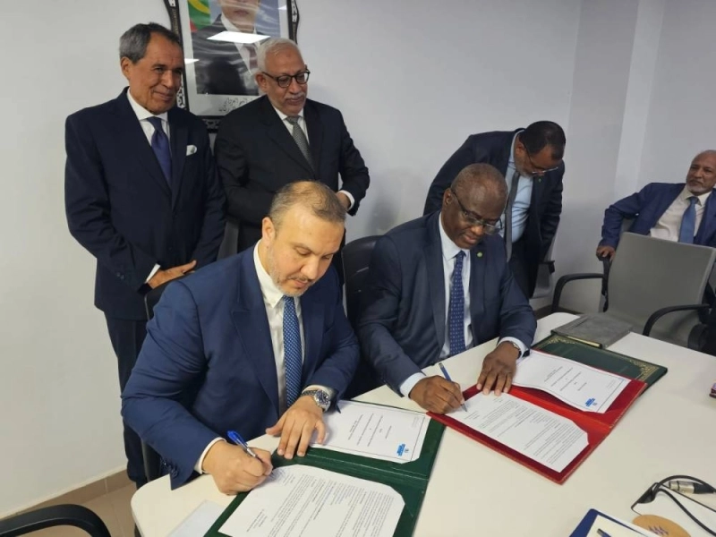 Tarik Hamane, Directeur Général de l'ONEE et Sidi Salem Mohaned Elabd, Directeur Général de la SOMELEC ont signé l'accord pour le développement et la réalisation de l'interconnexion électrique entre les deux pays.
