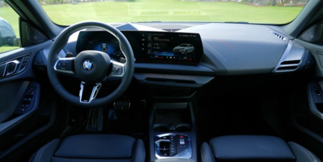 A l'intérieur, on retrouve le BMW Curved Display composé de l’instrumentation de 10,25 pouces et de l’écran de contrôle de 10,7.