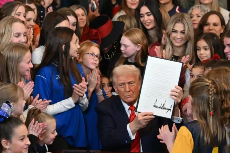 Donald Trump signe un décret contre les althètes transgenres, le 5 février 2025 à la Maison Blanche- AFP.