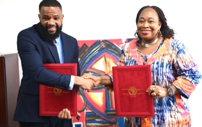 Le directeur exécutif de Music In Africa, Eddie Hatitye, et le commissaire de l'UA, S.E. Amb. Minata Samate Cessouma, après la signature de l'accord