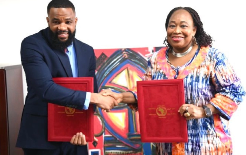 Le directeur exécutif de Music In Africa, Eddie Hatitye, et le commissaire de l'UA, S.E. Amb. Minata Samate Cessouma, après la signature de l'accord