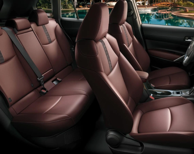 Les sièges arrière de la Corolla X SUV Hybride peuvent être inclinés pour plus de confort.
