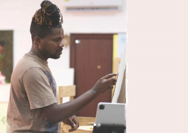 Le ghanéen Adjei Tawiah utilise l'éponge comme outil principal de peinture.