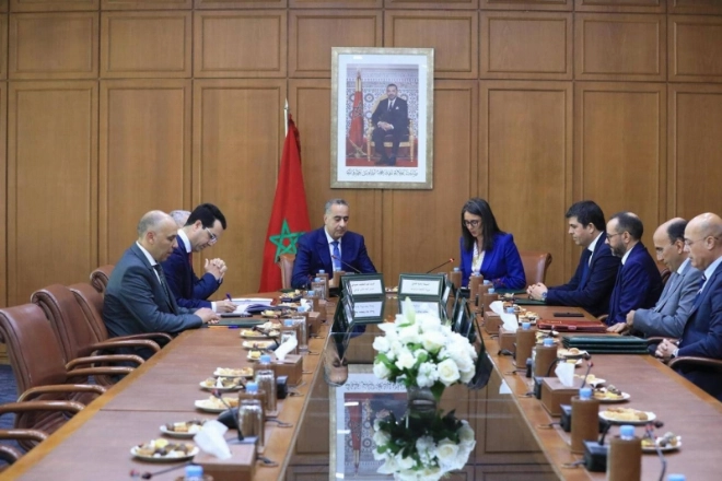 Abdellatif Hammouchi signant la convention avec Nadia Fettah et Abderrahman Lamtouni