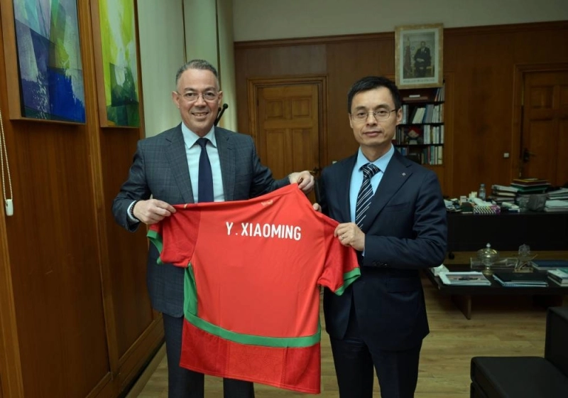 Fouzi Lekjaa, président de la Fédération Royale Marocaine de Football et Xiaoming Yan, le Directeur Général de Haier Europe.