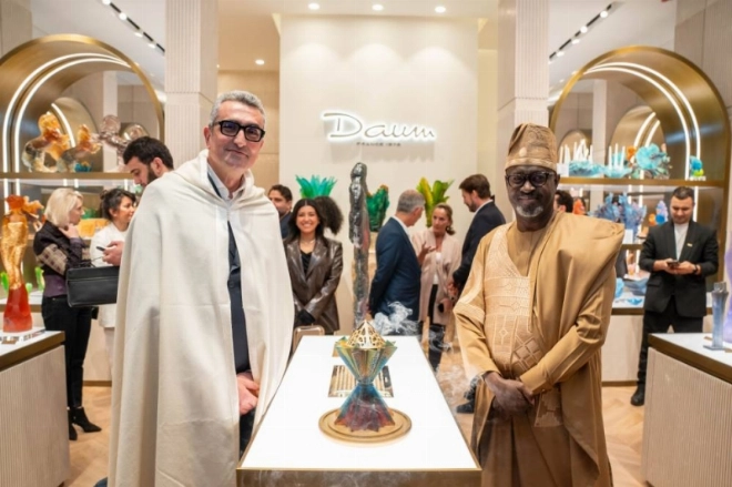 Hicham Lahlou et Cheick Diallo présentent leur brûle encens à Dubai.