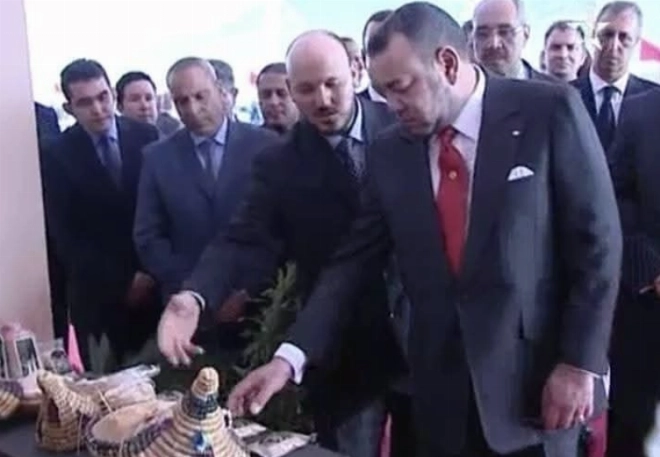 Abdelaziz Kayn présentant à SM le Roi Mohammed VI le quinoa de Rehamena