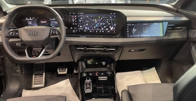 Le cockpit numérique embarque un écran incurvé Audi MMI de 14,5 pouces combiné au Virtual Cockpit de 11,9 pouces.