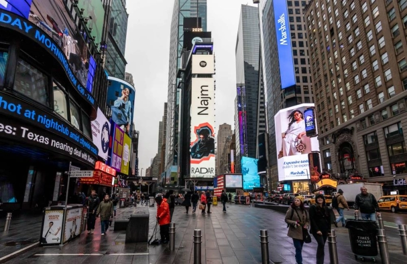 Le portrait du rappeur marocain Najm affiché en grand sur les écrans géants de Time Square à New York.
