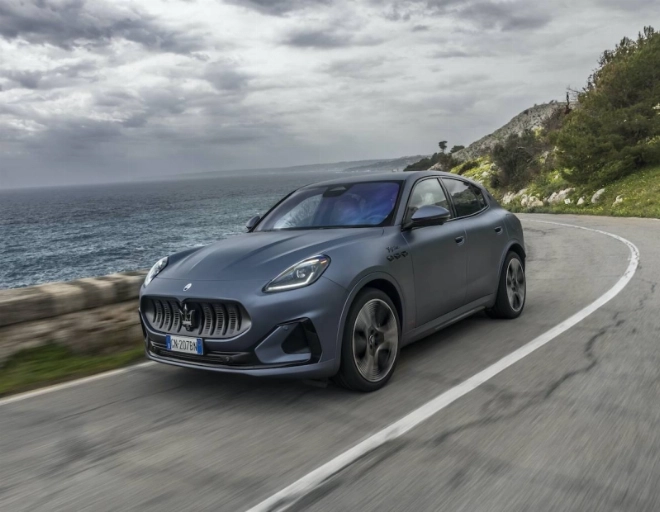 Le Maserati Grecale Folgore accélère de 0 à 100 kmh en 4,1 sec, atteignant une vitesse maximale de 220 kmh.