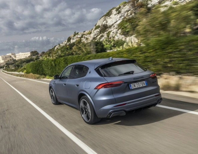 Le Maserati Grecale Folgore embarque deux moteurs électriques délivrant une puissance combinée de 557 ch.