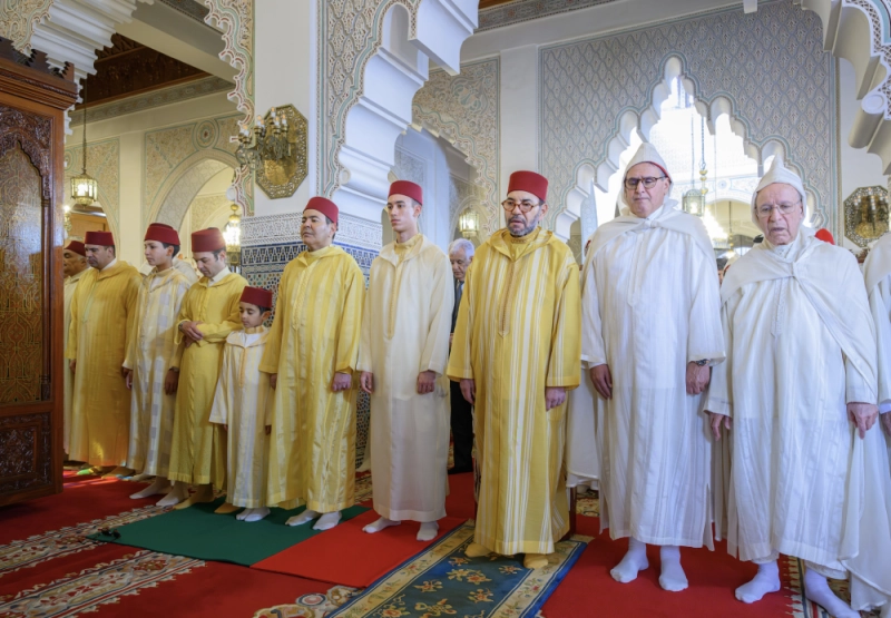 SM le Roi Mohammed VI accomplissant la prière de l'Aîd Al Fitr